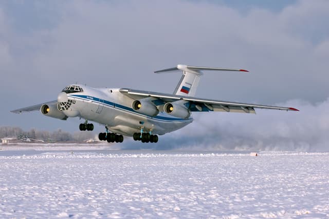 Ил-76: зачем тяжёлому транспортнику остеклённый нос, две кабины и рампа